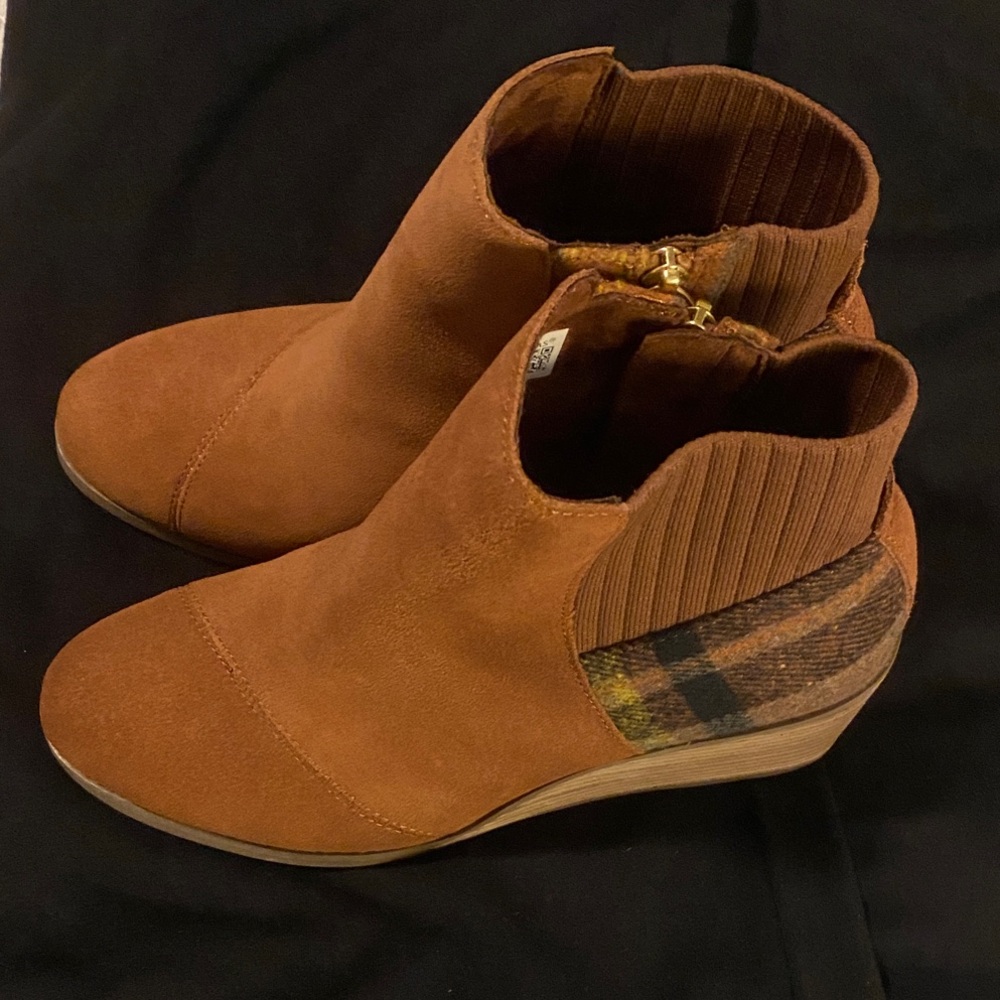 NWT - Toms Tan Suede Ankle Booties